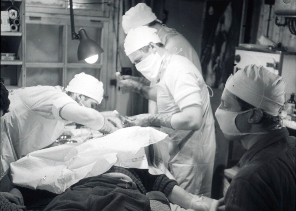 Fitre personer opererer en pasient