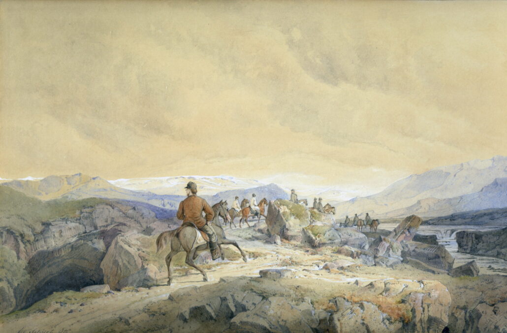 Akvarell av en gruppe menn som rir på et kupert landskap med snedelte fjell i bakgrunnen