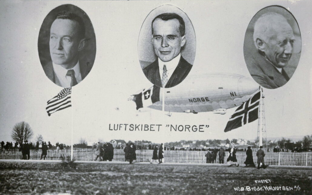 Postkort av et luftskip med teksten «Luftskibet Norge» påskrevet. Tre menn er porttrettert i sirkler over. Under luftskipet er en veim ed mennesker og flagg, en gjerde hindrer adkomst til skipet.