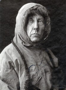 Portrett av aldrende mann i polaranorakk med hette over hodet