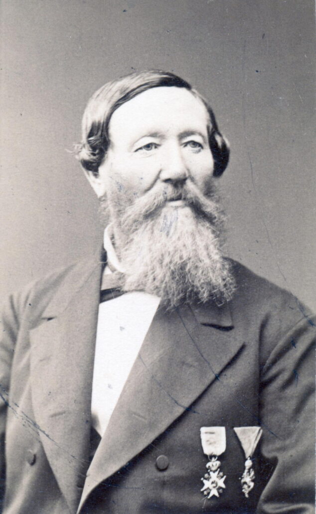 Portrett av mann med bart og skjegg og to medaljer på venstre bryst