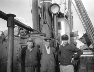 Tre menn ombord et fartøy
