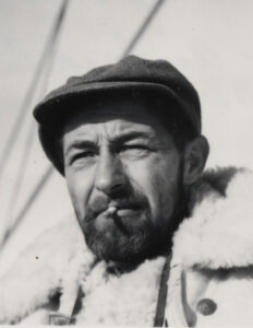 mann med hatt og skjegg som røyker