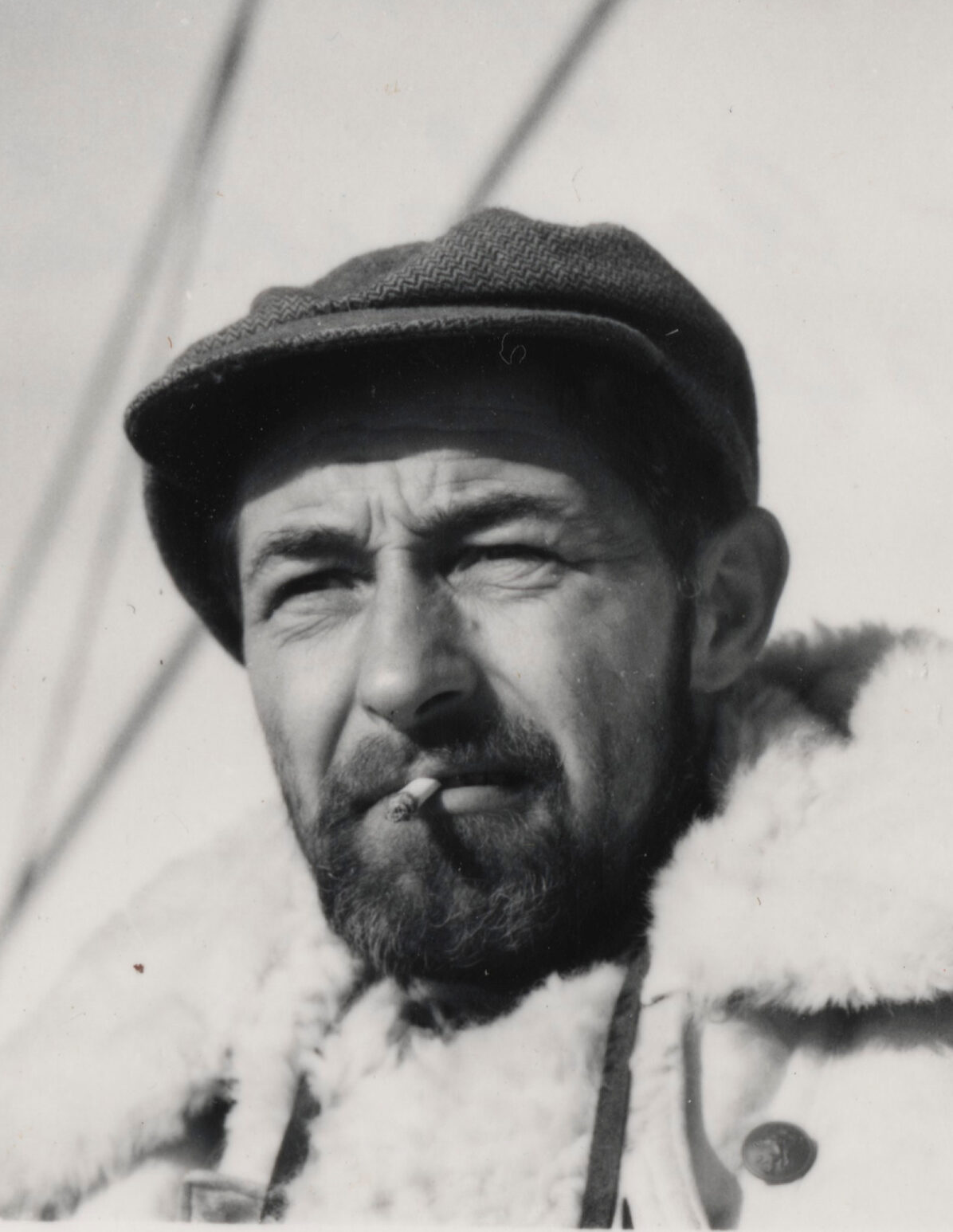 mann med hatt og skjegg som røyker