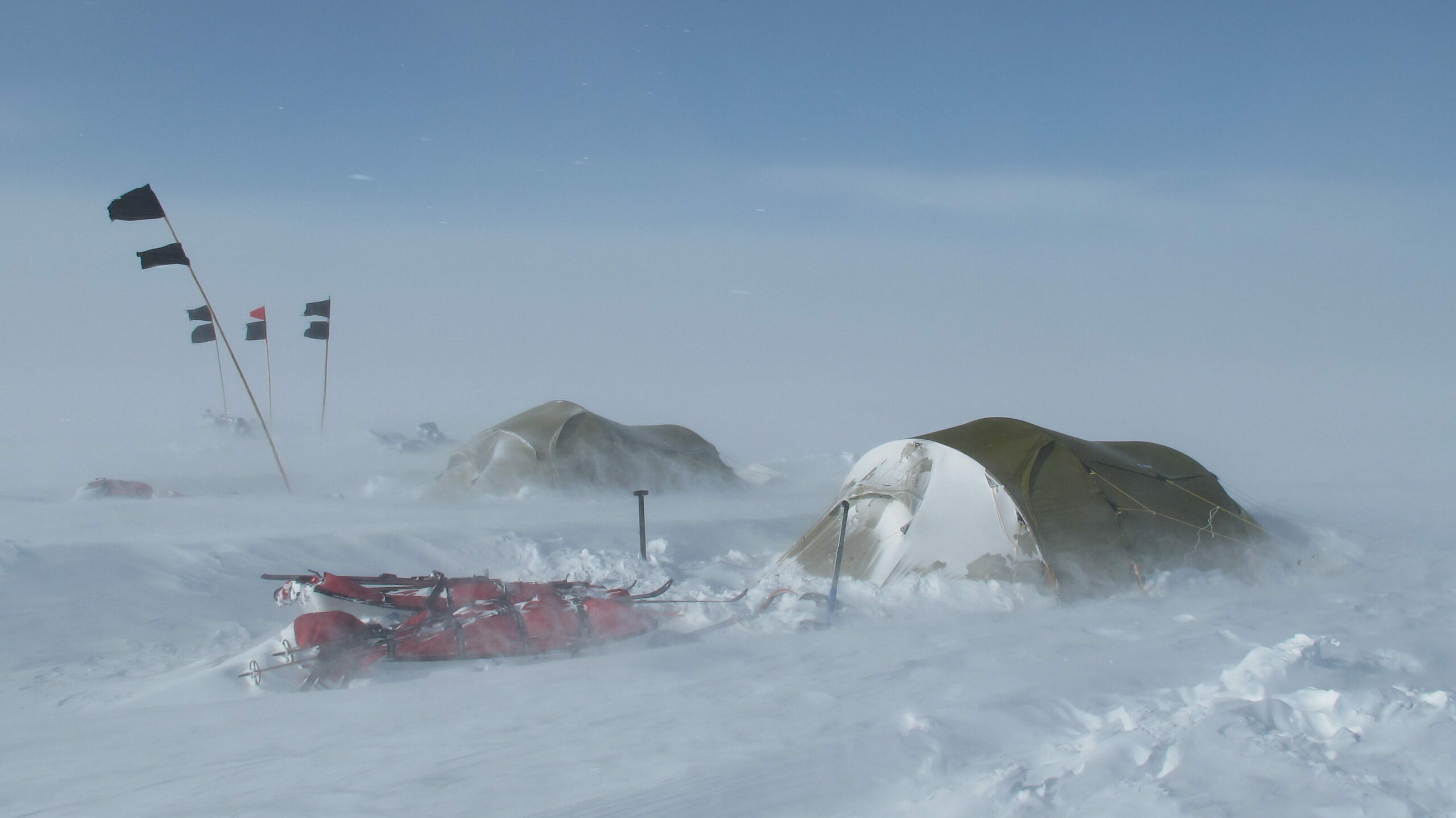 telt og slede i fykende snøfokk