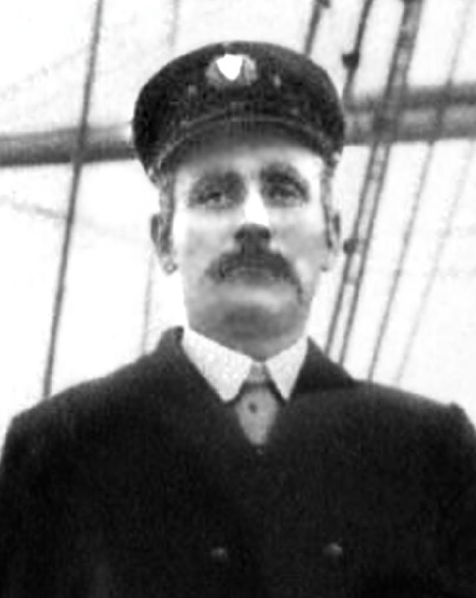 Mann i uniform på båt