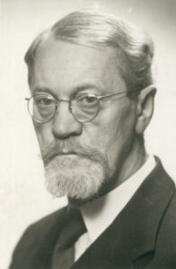 Portrett av mann med briller og skjegg
