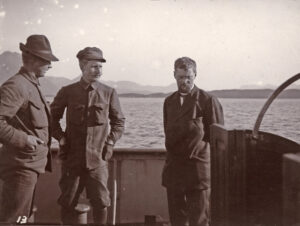 Tre menn på dekk på båt
