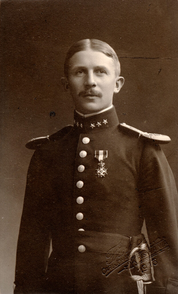 Mann med uniform og medaljer