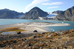 Fjell i bakgrunne og langgrunn fjæra i forgrunnen