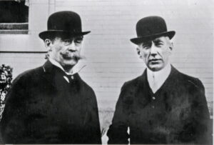 To eldre menn med sorte hatter og finklær