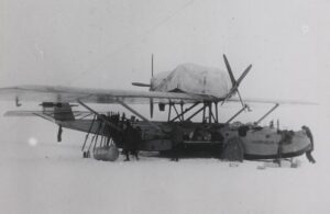 Et Dorner Wal fly står på snedekt bakke. Det er fulllastet og tre personer står rundt og ordner lasten.