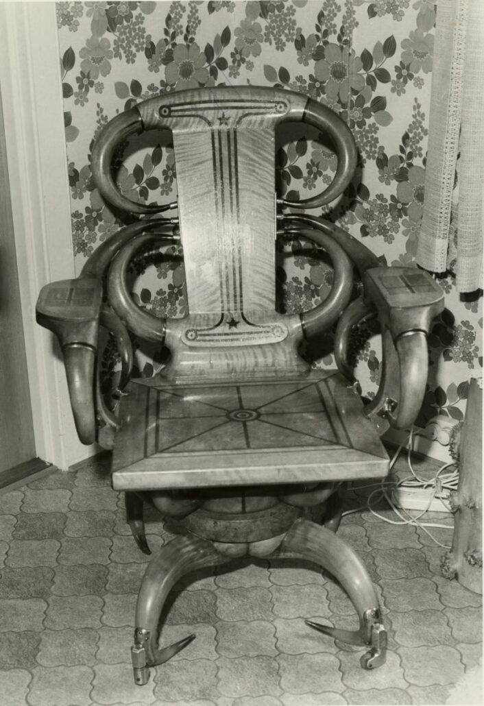 Rikt utsmykket stol laget av horn og tre