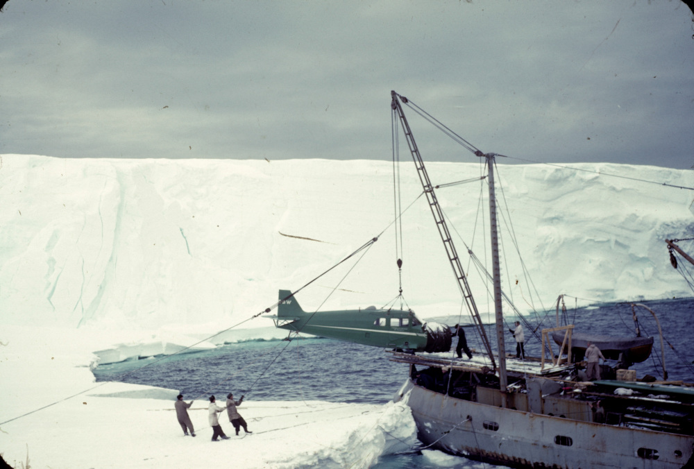 Fly losses fra et båt som ligger inntil en isbrem