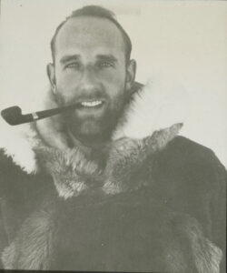 mann med pipe i munnen