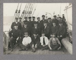 Gruppebilde av besetningen på Framdern til sydpolekspedisjonen 1910-12