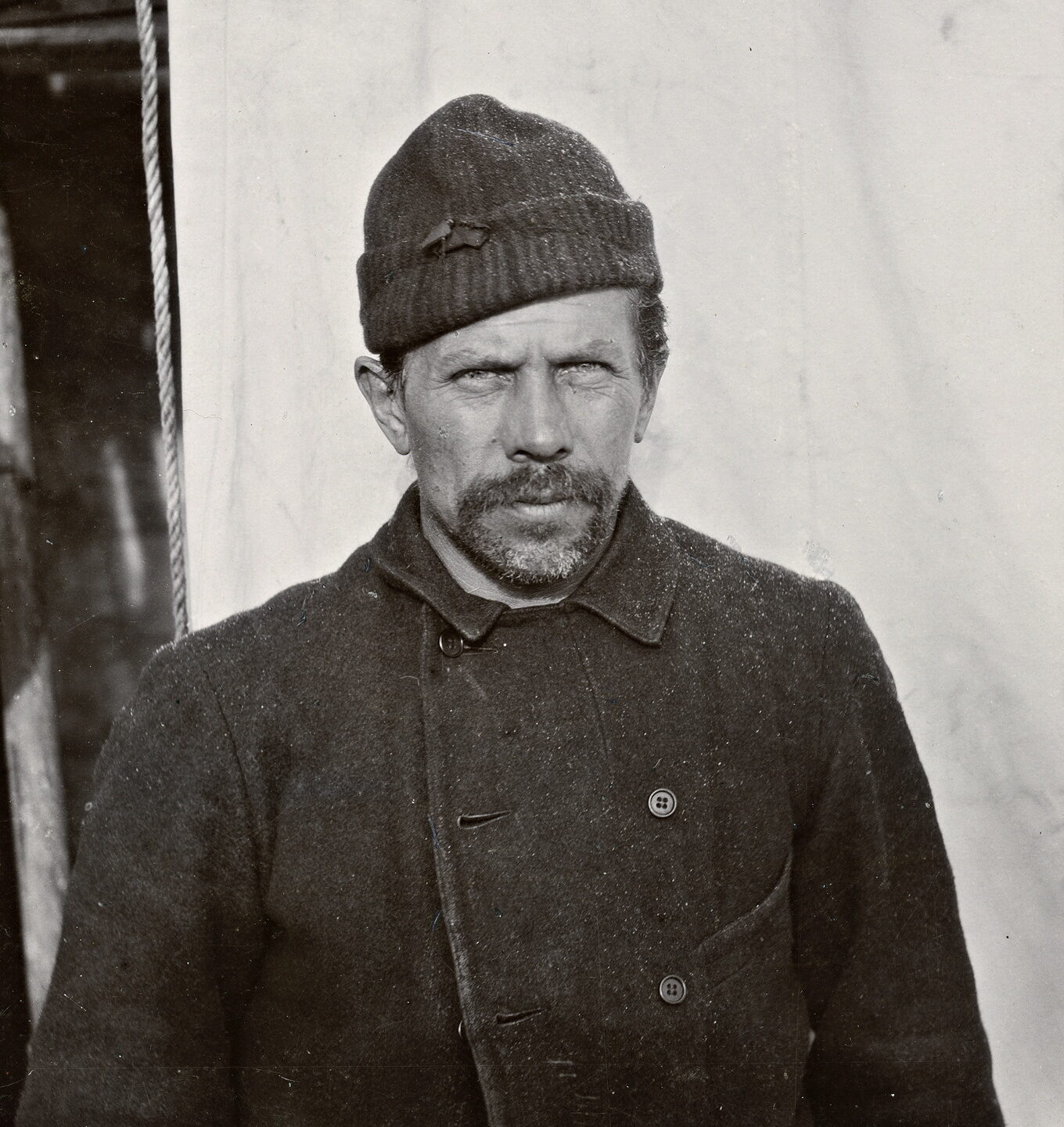 Portertt av mann med bart, ulljakke og ulllue