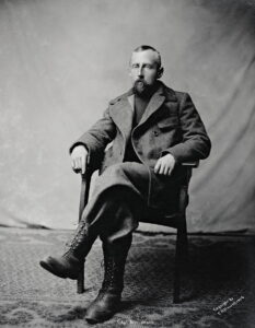 Portrett av mann i ullklær som sitter i en stol