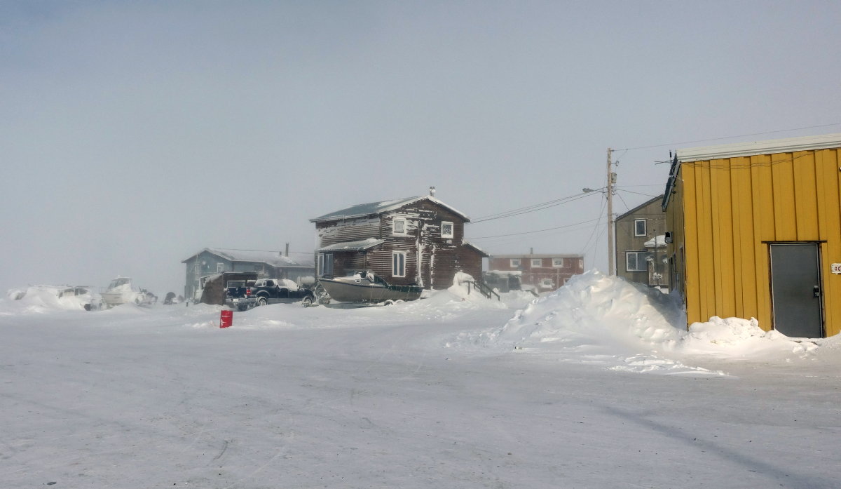 Bygninger dekket av snø, strømldning mellom husene