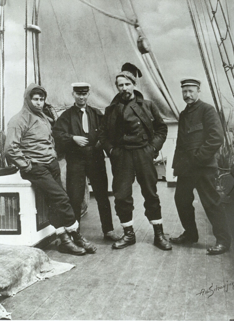 Fire menn i ullkær på skutedekk