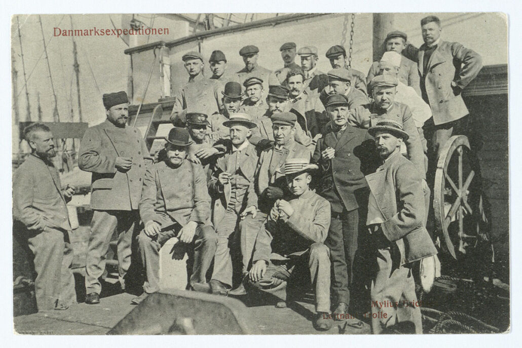 Gruppebilde av menn på skipsdekk