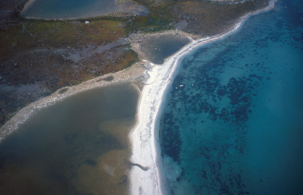 flyfoto med havet til høyre og land til venstre 