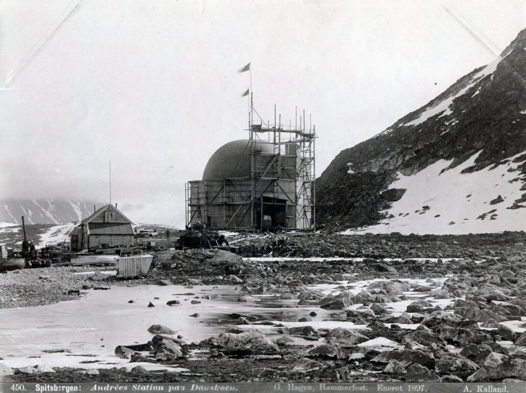 sort-hvit bilde med små hus til venstre og bygning med sfærisk tak til høyre