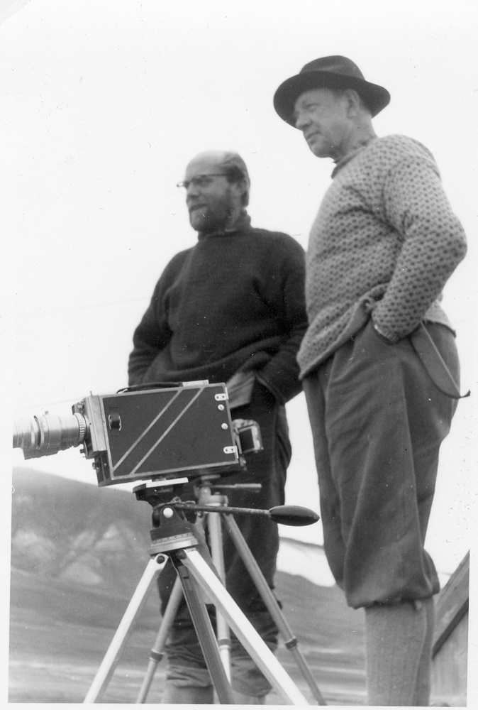 To menn står ved et fotoapparat
