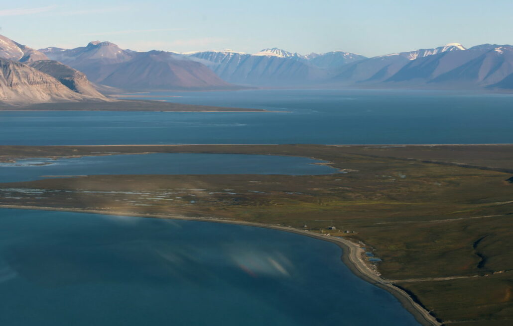 Overikstsbilde av fjord og fjell