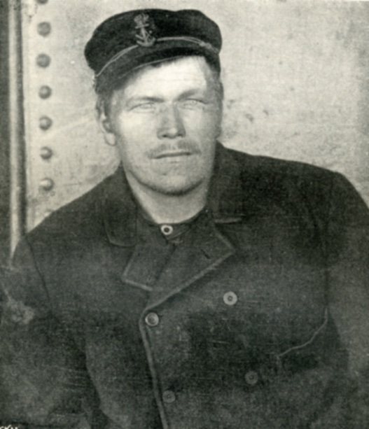 Ung mann i matrosdress og lue